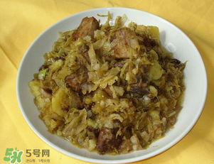 酸菜臭了還能吃嗎？酸菜臭了對身體有害嗎？