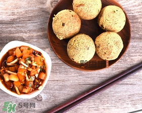豆腐丸子要用面粉嗎？做豆腐丸子是用面粉還是淀粉？