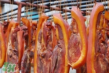 熏肉變黑了還能吃嗎？熏肉變黑是熏糊了嗎？