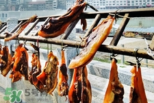 熏肉變黑了還能吃嗎？熏肉變黑是熏糊了嗎？