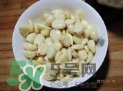 臘八蒜要放鹽嗎？臘八蒜要放多少鹽比例是多少？