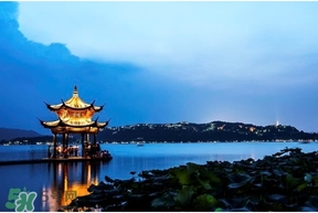 杭州春節(jié)穿什么衣服？過(guò)年春節(jié)去杭州穿什么？