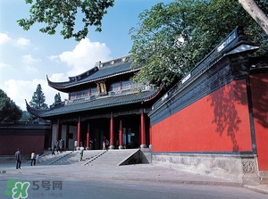 杭州春節(jié)穿什么衣服？過(guò)年春節(jié)去杭州穿什么？