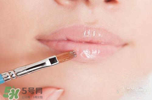 嘴唇干裂涂蜂蜜有用嗎？怎樣用蜂蜜改善嘴唇干裂？