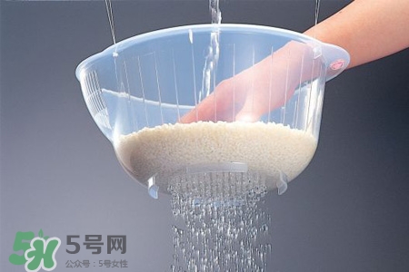淘米水可以治白發(fā)嗎？淘米水洗頭發(fā)能治白發(fā)？