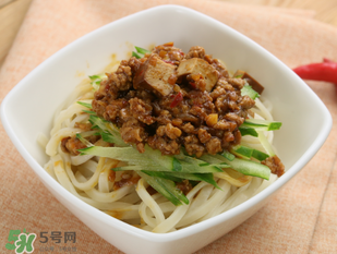 減肥可以吃炸醬面嗎？減肥期間吃炸醬面會(huì)胖嗎？