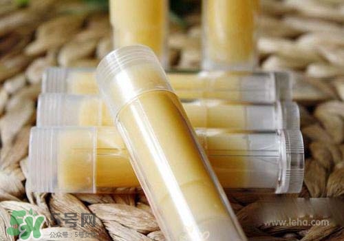潤(rùn)唇膏可以增長(zhǎng)睫毛嗎？潤(rùn)唇膏怎樣增長(zhǎng)睫毛？