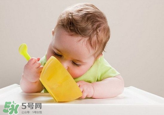 寶寶輔食一天吃幾次？寶寶每天吃輔食次數(shù)