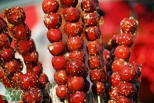 做糖葫蘆的紅色是什么？糖葫蘆外面紅色的是色素嗎？