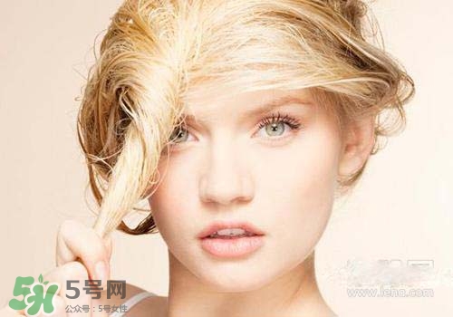 染發(fā)前可以洗頭嗎？染發(fā)前洗頭好還是不洗頭好？