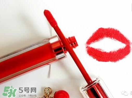 涂唇釉嘴唇干是怎么回事？涂唇釉嘴唇干怎么辦？