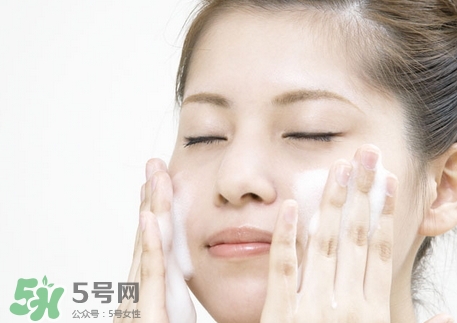 臉上長痘痘用什么洗臉最好?臉上長痘痘用什么水洗臉好? 臉上長痘痘用什么洗臉最好?臉上長痘痘用什么水洗臉好?