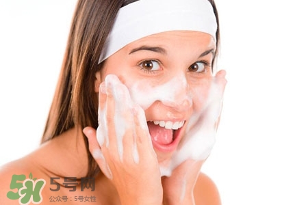 臉上長痘痘用什么洗臉最好?臉上長痘痘用什么水洗臉好? 臉上長痘痘用什么洗臉最好?臉上長痘痘用什么水洗臉好?