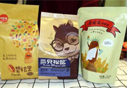 百草味和良品鋪?zhàn)幽膫€(gè)好？百草味和良品鋪?zhàn)訉?duì)比