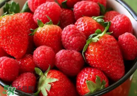 草莓爛了點(diǎn)皮可以吃嗎？草莓表皮發(fā)白是爛了嗎？