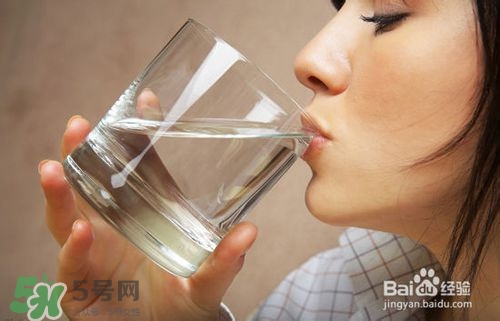 嘴唇干燥是什么原因？嘴唇干裂脫皮怎么辦？
