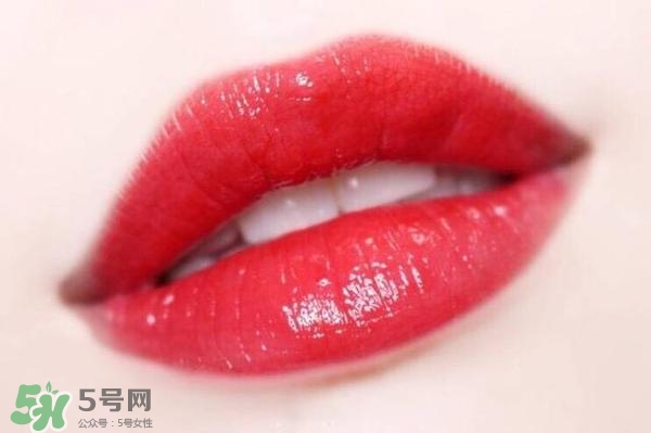 ysl鏡面唇釉和黑管唇釉哪個好？ysl鏡面唇釉和黑管唇釉區(qū)別