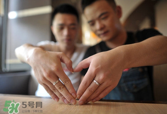為什么同性戀都是帥哥？為什么同性戀容易的艾滋病呢