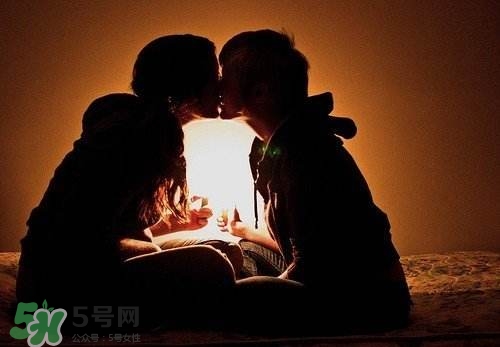 接吻時(shí)女生的生理反應(yīng)是什么？怎么接吻教程