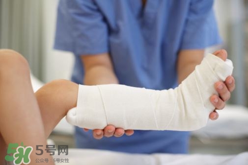 骨裂吃什么好得快？骨裂和骨折的區(qū)別