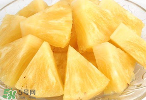 菠蘿削皮可以直接吃嗎？菠蘿削皮直接吃有毒嗎？