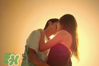 男人接吻時在想什么？男人接吻為什么伸舌頭