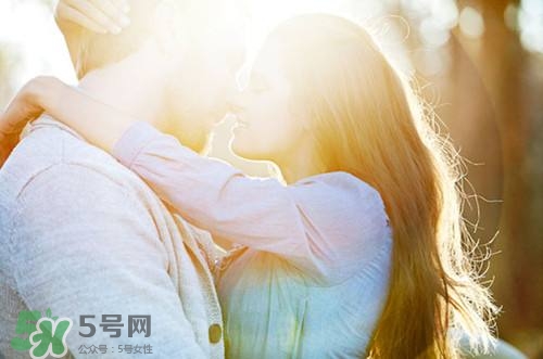 男人接吻時在想什么？男人接吻為什么伸舌頭