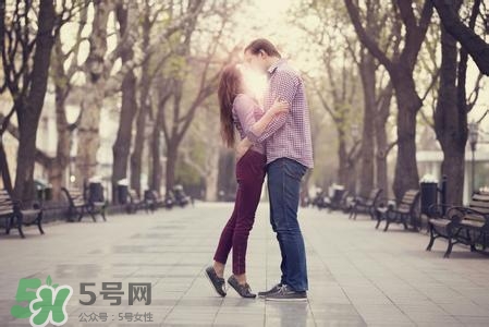 男人接吻時在想什么？男人接吻為什么伸舌頭
