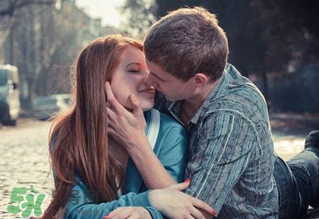 女人第一次到底有多痛？女人第一次性生活流血多久
