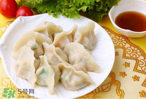 薺菜包餃子必須焯水嗎？薺菜包餃子要焯水嗎？