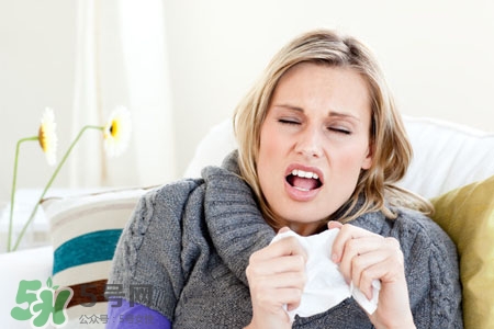 打噴嚏有異味是怎么回事？打噴嚏有臭味怎么辦？