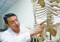 骨質(zhì)疏松會(huì)出現(xiàn)背痛嗎？骨質(zhì)疏松會(huì)引起后背疼嗎？