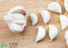 大蒜爛了一點(diǎn)還能吃嗎？大蒜爛根是怎么回事？