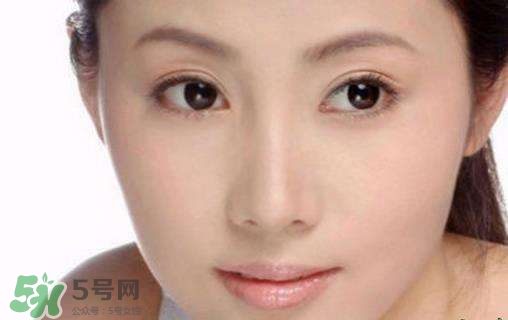 鼻子上擠出來的白色東西是什么？鼻子上的白色顆粒是什么？