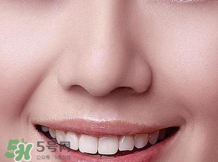 鼻子上擠出來的白色東西是什么？鼻子上的白色顆粒是什么？