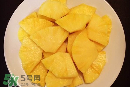 口腔潰瘍能吃菠蘿嗎？吃菠蘿會導(dǎo)致口腔潰瘍嗎？