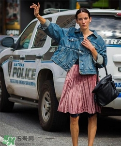 百褶裙搭配什么外套？百褶裙搭配什么外套好看？