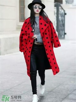 紅色衣服配什么顏色褲子？紅色衣服配什么褲子好看？