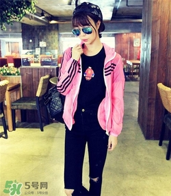 熒光色衣服怎么搭配？熒光色衣服怎么搭配好看？