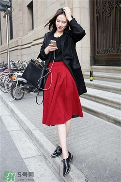 紅色衣服配什么顏色鞋子？紅色衣服配什么鞋子好看？