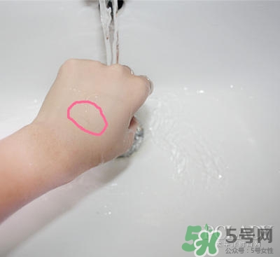 植村秀小燈泡584和784哪個(gè)白？植村秀小燈泡584和784對(duì)比