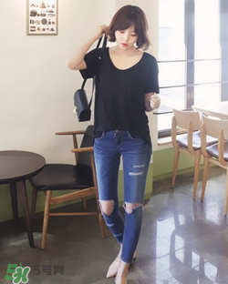 破洞牛仔褲搭配什么上衣？破洞牛仔褲配什么上衣好看？