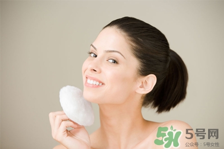 皮膚過敏能洗冷水澡嗎？過敏用冷水還是熱水洗澡？