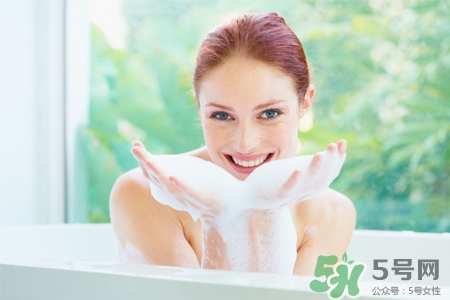 皮膚過敏能洗冷水澡嗎？過敏用冷水還是熱水洗澡？