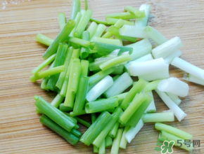 薺菜和蔥能一起吃嗎？薺菜餃子可以放蔥嗎？