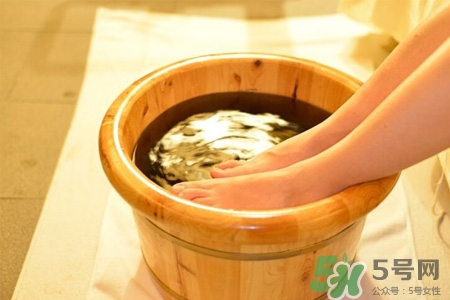 艾草泡腳治宮寒嗎？艾草泡腳對宮寒有用嗎？