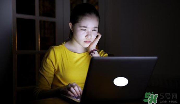 女人熬夜吃什么好？女人熬夜的危害有多大