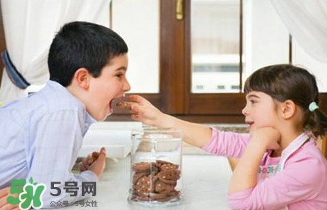 半夜吃零食會導(dǎo)致腦殘？半夜吃零食會不會腦殘