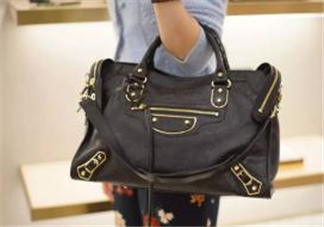 巴黎世家機(jī)車包正品多少錢？balenciaga機(jī)車包專柜價(jià)格