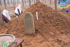 為什么新墳三年不能動(dòng)土？新墳三年填土對(duì)誰不好？